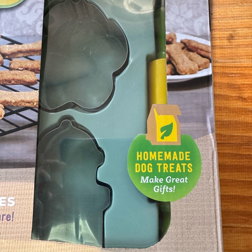 Make Your Own Organic Dog Treats Book & Kit - Picture 5 of 7